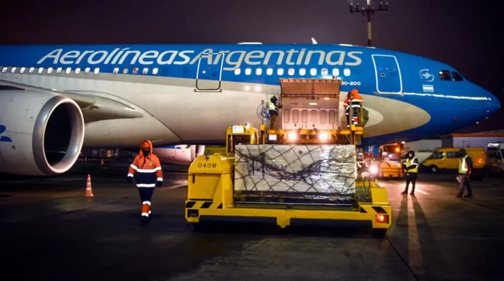 Partió el vuelo de Aerolíneas Argentinas para traer un millón de vacunas Sinopharm de China