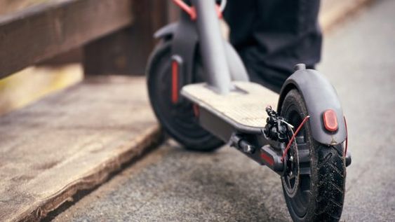 Terminó en el hospital al caer del monopatín eléctrico en el que circulaba