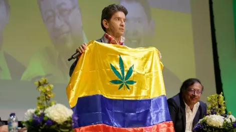 Un candidato presidencial propuso sumar una hoja de marihuana a la bandera colombiana