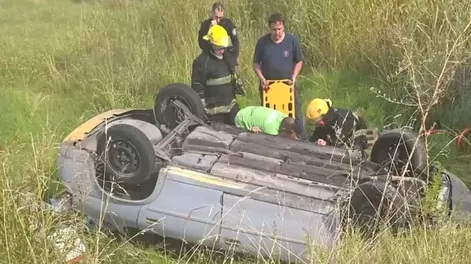 Insólito: volcó de noche, pasó nueve horas encerrado esperando ayuda y sobrevivió