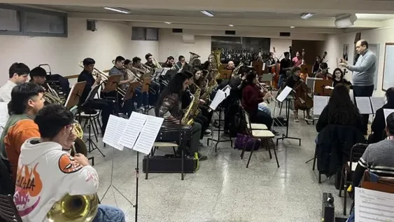 PARTE DE LOS INTEGRANTES de la Banda Sinfónica, en uno de los ensayos del concierto que brindarán esta noche. (Foto Daniel Arias)
