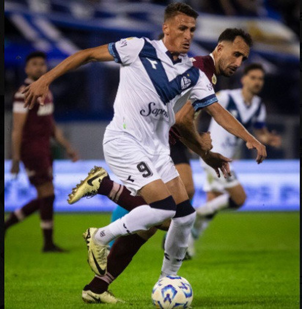 PAREJOS. Romero no puede con Izquierdoz, como Vélez no pudo con Lanús