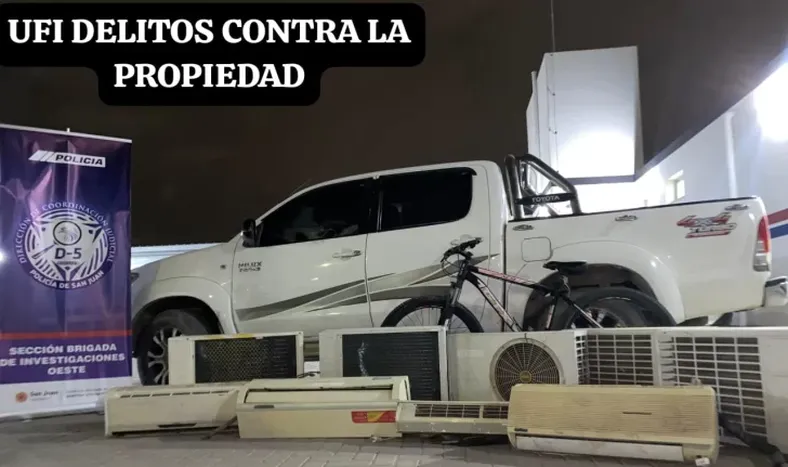 La Toyota Hilux usada para cometer los robos y cinco equipos de aire acondicionado (aún no reconocidos por víctimas de robos) se incluyen entre las evidencias contra los sospechosos.