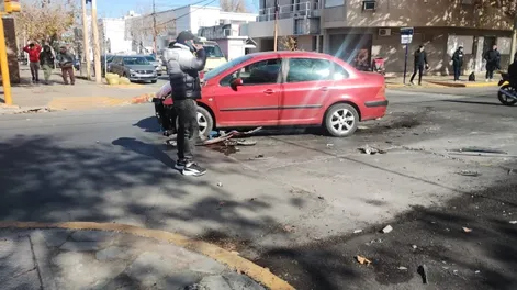 Aparatoso choque entre dos vehículos en un transitado cruce céntrico