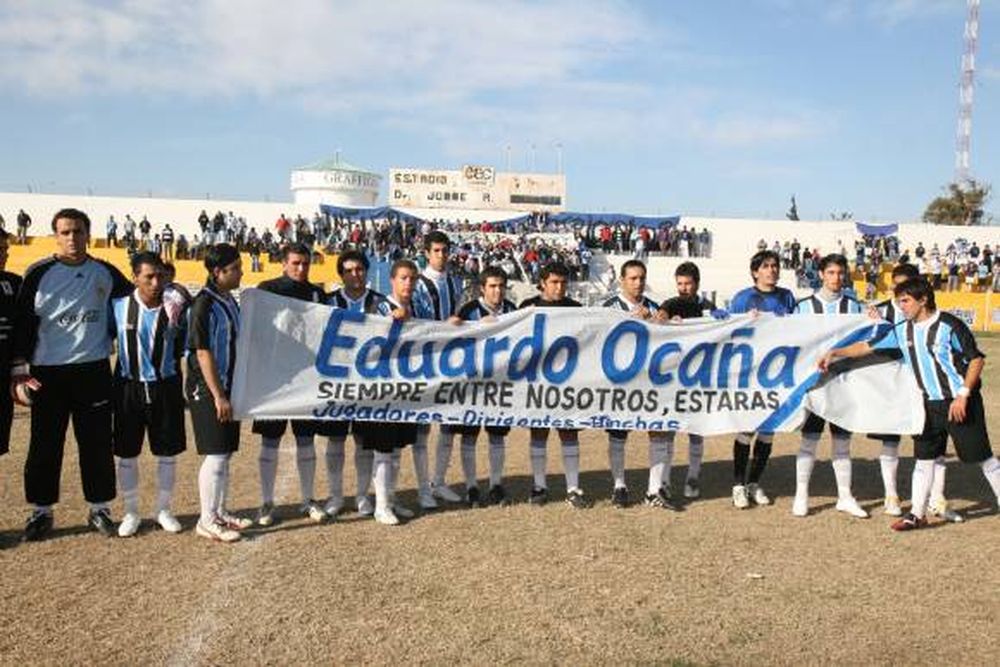 Un homenaje manchado