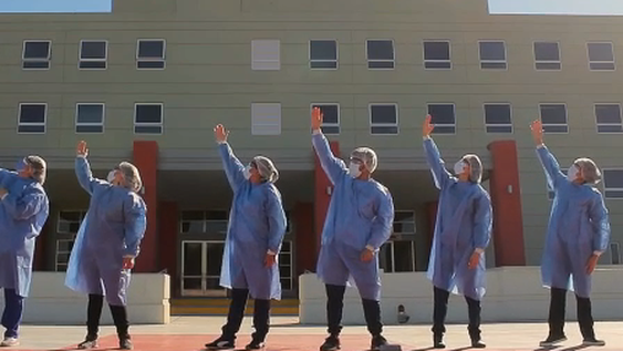 Con una canción, personal del Rawson pidió ayuda y homenajeó a las víctimas de la pandemia