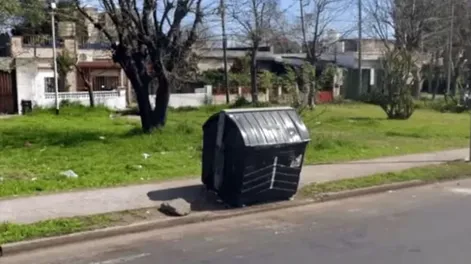 Macabro hallazgo: encontraron seis fetos dentro de frascos de vidrio en un contenedor de basura
