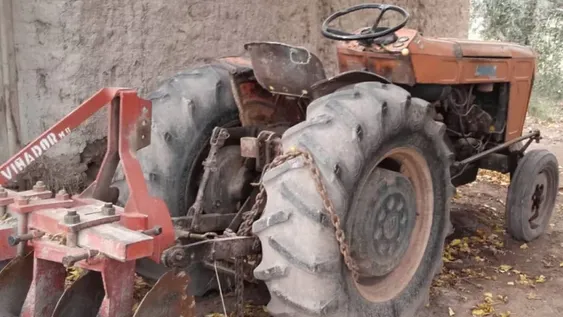 ¿Hijo de un funcionario judicial implicado en el robo de un tractor en Sarmiento?