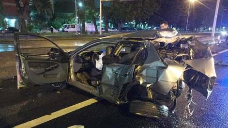 El brutal impacto de atrás y posterior colisión contra el muro divisor del Honda Civic en donde viajaba el hombre de 48 años que falleció.