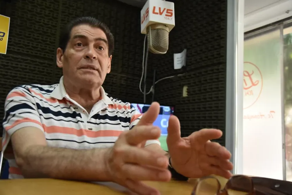 A De Sanctis lo operaron para revisarle la prótesis y evoluciona favorablemente