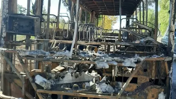 El fuego destruyó por completo un colectivo, ¿fue un ataque intencional?