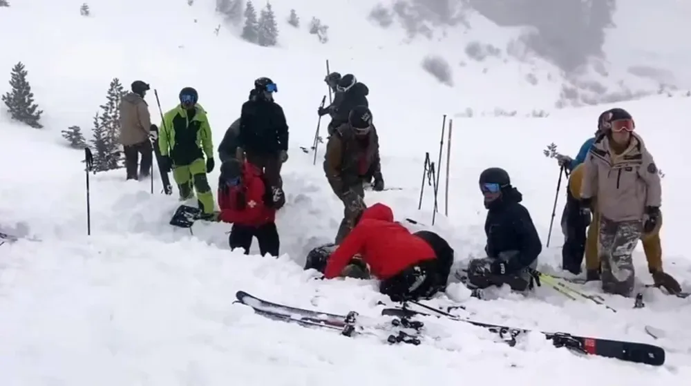 Un muerto y tres heridos tras una feroz avalancha en un centro de esquí