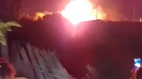 Una falla en el cableado eléctrico provocó el incendio de más de mil palos de una empresa