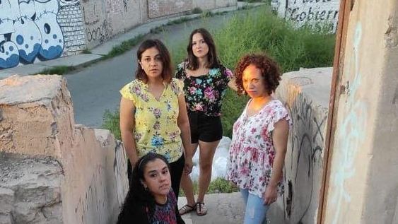 Éxito virtual, a escena