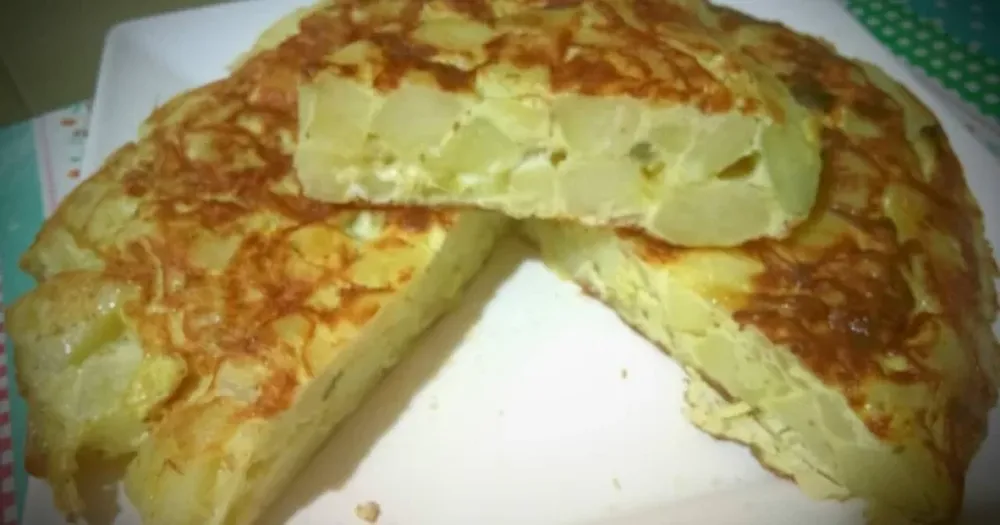 [VIDEO] El cocinero que tiene la técnica perfecta para dar vuelta una tortilla de ¡57 huevos!
