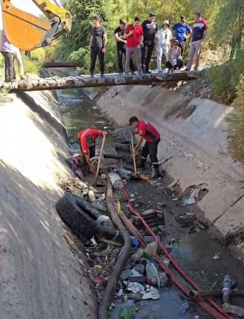 RASTRILLAJE. La búsqueda se está haciendo a pie, en bicicleta y a caballo por adentro del cauce, mientras limpian todos los tramos que revisan. Hoy retomarán la tarea las Fuerzas involucradas.