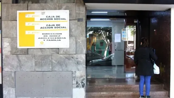 Horas de terror de dos nenes que una madre abandonó, y que casi se intoxican