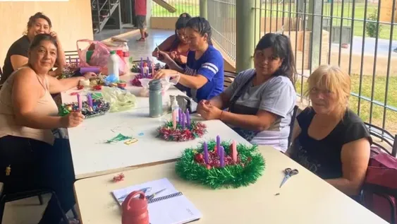 En Cáritas de la Parroquia Virgen de Guadalupe confeccionaron coronas de Adviento para las familias de su comunidad.