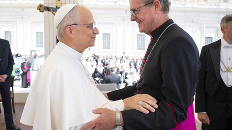 Saludo de Jorge García Cuerva al Papa León XIV en el Vaticano. Volverán a verse en noviembre en la Argentina.