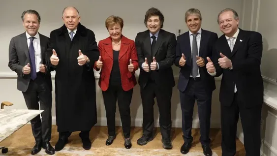 Comitiva. El grupo encabezado por el presidente Milei se reunió ayer con la titular del FMI, quien le brindó un apoyo clave al mandatario argentino al término del cónclave en Estados Unidos.