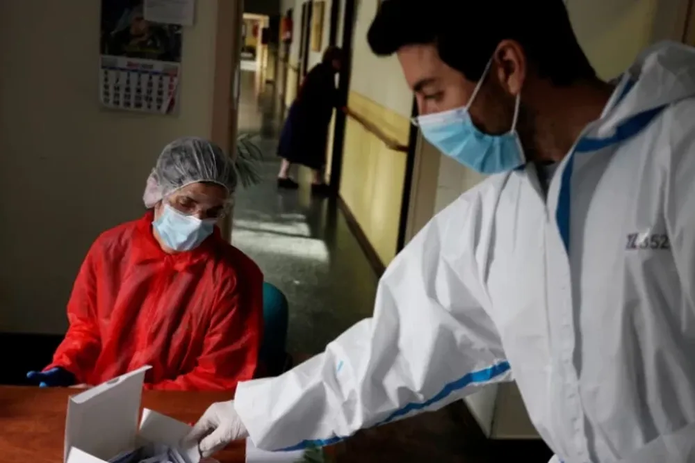 España registró una baja en los muertos y contagiados de coronavirus