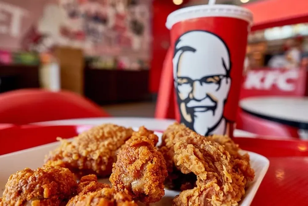 Pidió alitas de pollo fritas y lo que venía en su paquete la horrorizó
