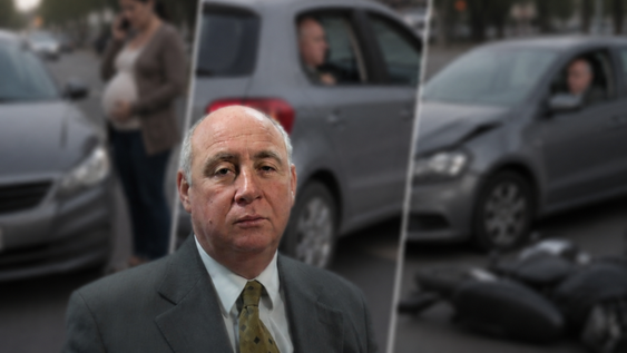 En 2018 el juez Enrique Mattar protagonizó dos accidentes viales y según expresó él en una entrevista por andar con el carnet vencido estuvo cinco años inhabilitado para manejar cualquier vehículo motor. Imagen recreada con IA.&nbsp;