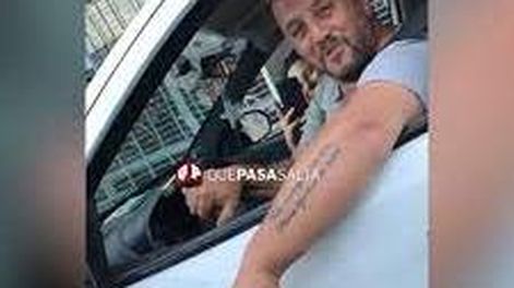 Un padre se emocionó al ver a su hija manejando su primer auto y se viralizó