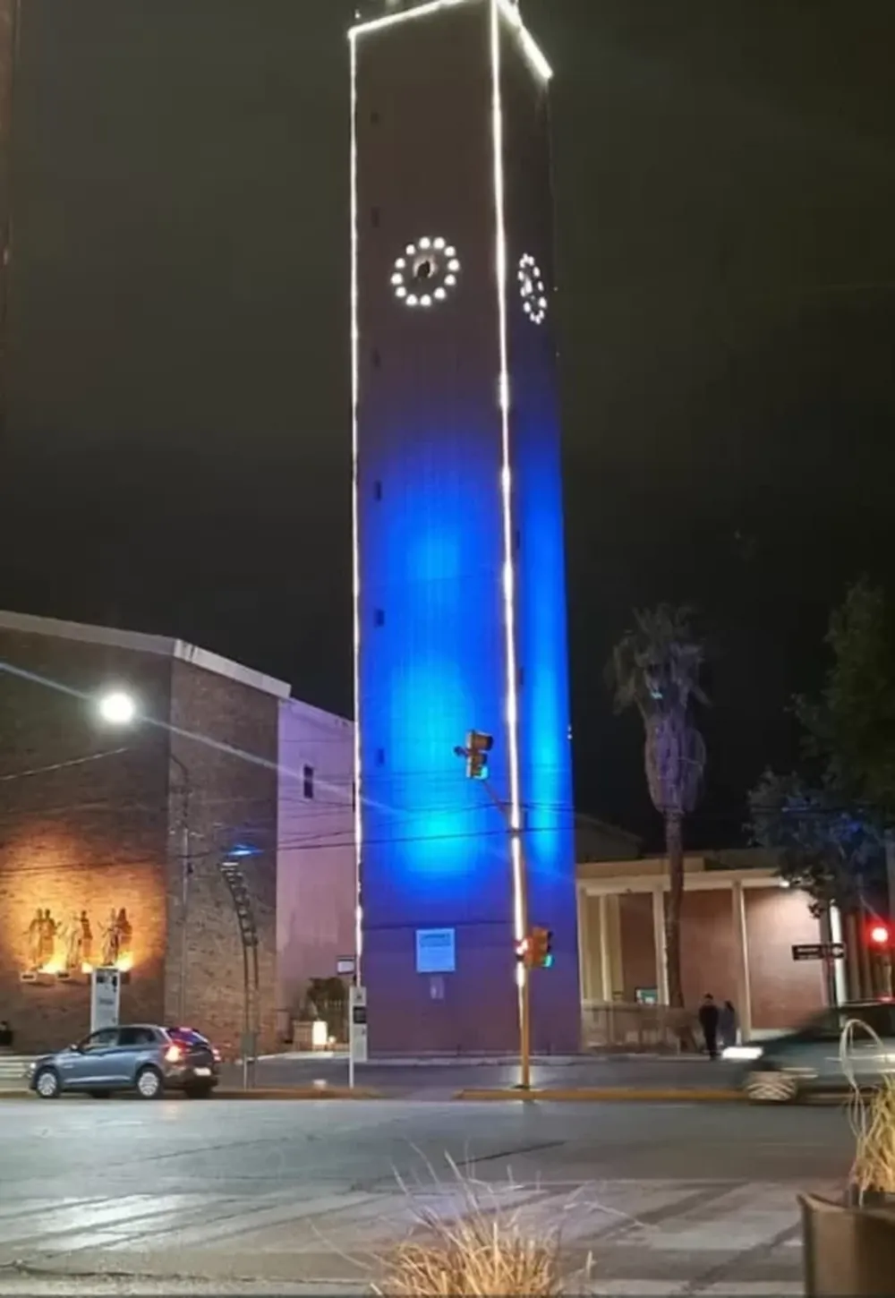 La Catedral ya iluminó de azul el campanil por el Día Mundial de la Lucha contra el Cáncer de Próstata.