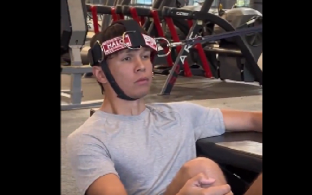 El impactante entrenamiento de un piloto de Fórmula 1: soportó 80 kilos sobre su cuello