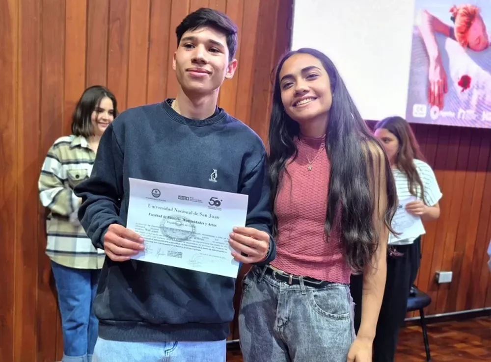 Los alumnos secuandarios que participaron del proyecto Camino a la Universidad recibieron un certificado.