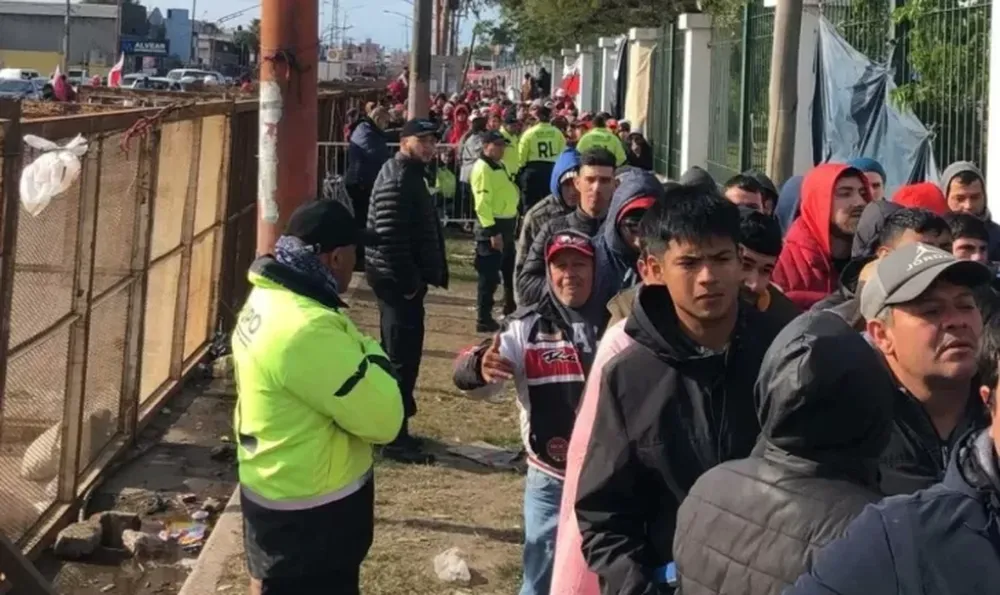 Seis días de acampe y más de 10 cuadras de cola para ver a River en Chaco