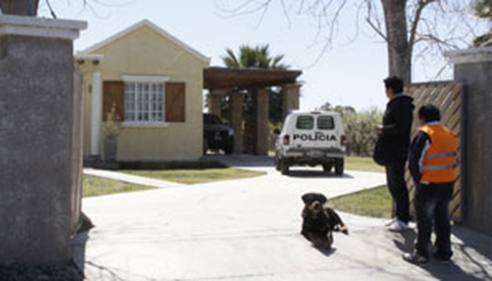 Fingen ser policías y asaltan la casa de una funcionaria