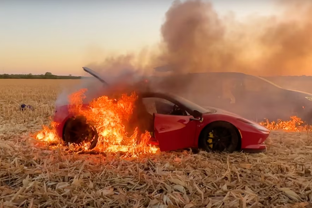 A un youtuber se le prendió fuego la Ferrari y registró todo en un video impactante