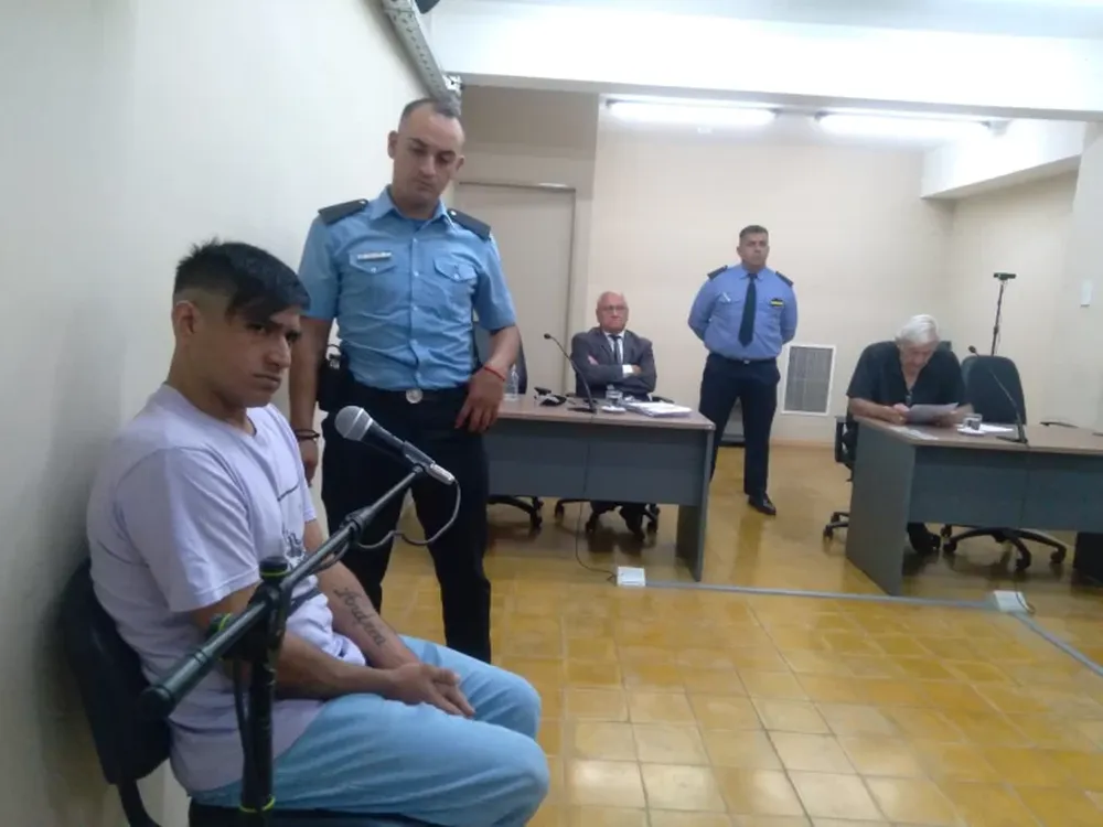 Esteban Exequiel Herrera (izquierda) se negó a firmar un juicio abreviado. Enfrenta cargos que pueden acarrearle prisión perpetua.