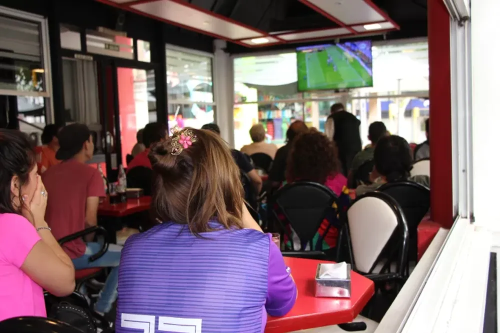 Los hinchas sanjuaninos de Boca y River, juntos y con calma en los bares del microcentro
