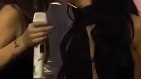 Lali Espósito apareció en el show de Nicki Nicole y se besaron frente a todos