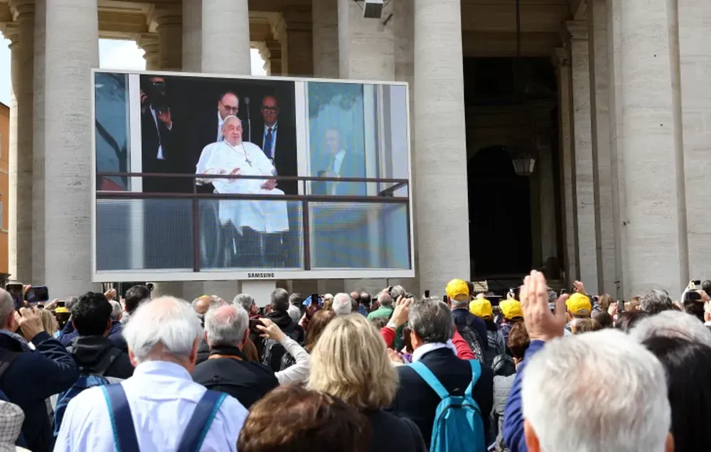 Alegría. La gente aplaudió la reaparición pública de Francisco, quien sumó a los reiterados pedidos de la Iglesia por la paz en Medio Oriente.