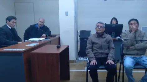 MARIO SANZ (de anteojos) y Miguel Jofré, durante la audiencia en la que el primero pide que se le conceda la probation. La fiscalía penal y la de Estado, se oponen.