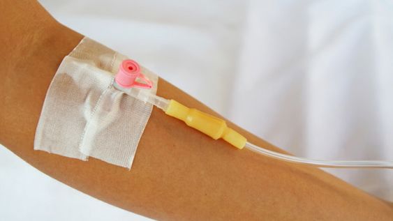 Identificaron dos medicamentos que reducen la mortalidad entre los pacientes más graves de Covid-19