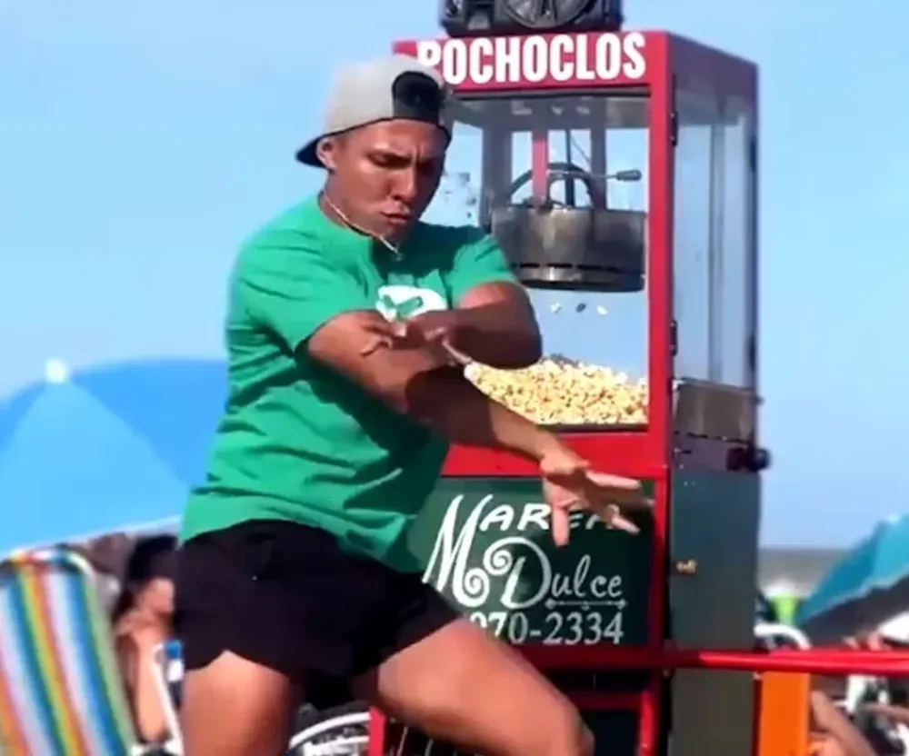 Furor por el pochoclero que atrae clientes en la Costa con su show de ritmos brasileros