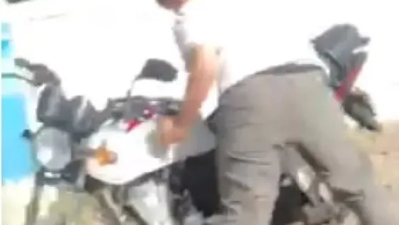 Dos jóvenes viajaban en moto, perdieron el control y cayeron: uno de ellos está grave