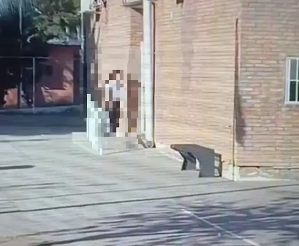 Qué dicen los compañeros de la niña atrincherada con un arma