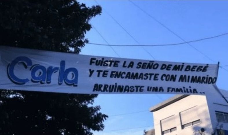 Con un pasacalles, una esposa enfurecida escrachó a una maestra jardinera que se “encamó” con su marido
