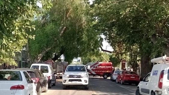 Un árbol cayó y aplastó a un padre y su hijo que pasaban en moto: el adulto falleció