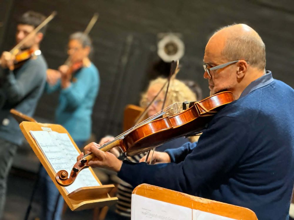 Músicos de la Orquesta Sinfónica de la UNSJ -de las filas de cuerdas y de bronces- darán dos conciertos en simultáneo, en Rivadavia y Rawson.&nbsp;