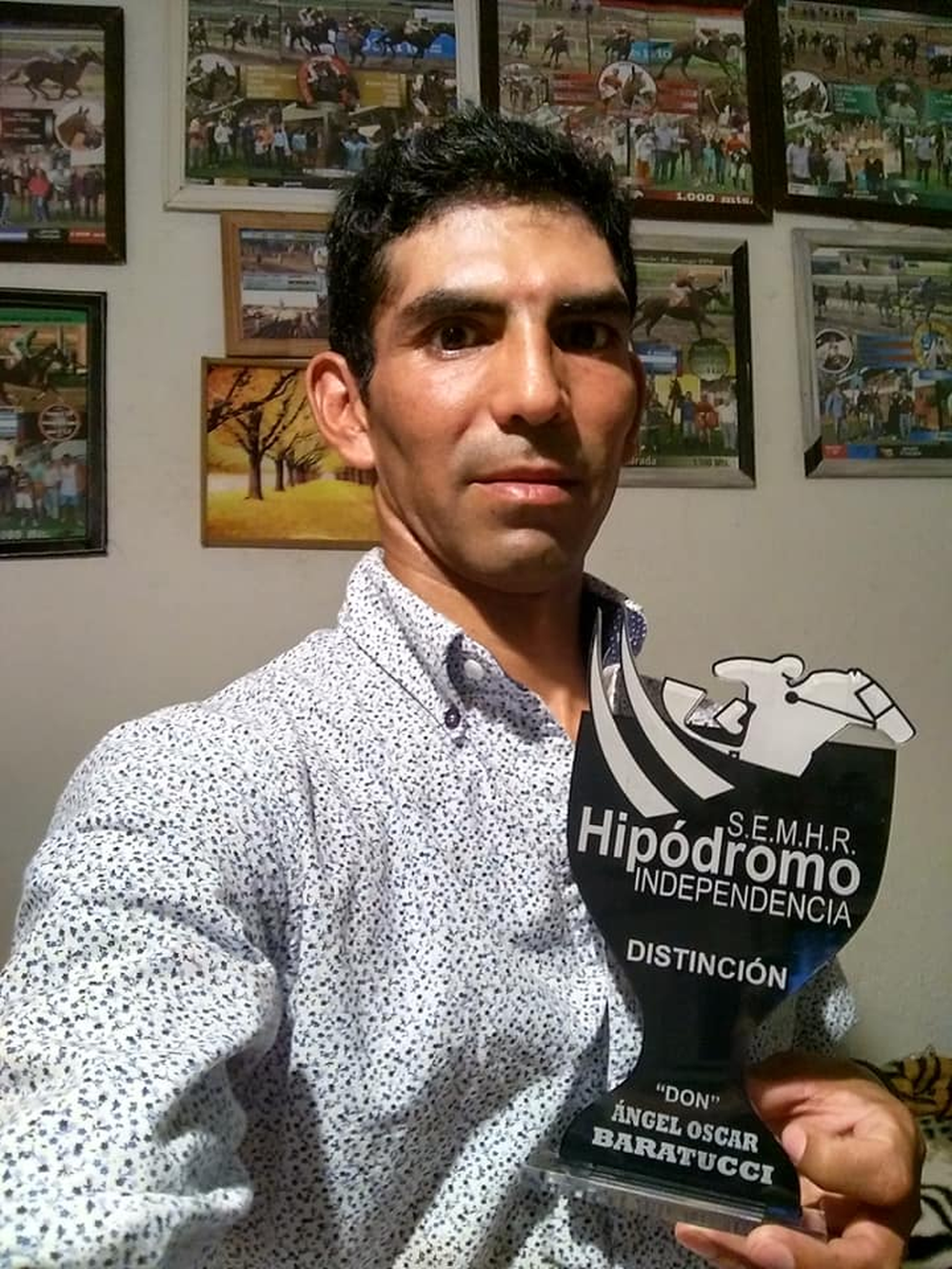 Ganador. Omar posa con uno de sus tantos trofeos.