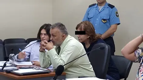 Mariño, de negro, el imputado que fue absuelto. Se le tapa la cara para cuidar a la presunta víctima.