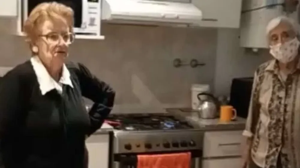 La reacción de dos abuelas al enterarse que van a ser vacunadas