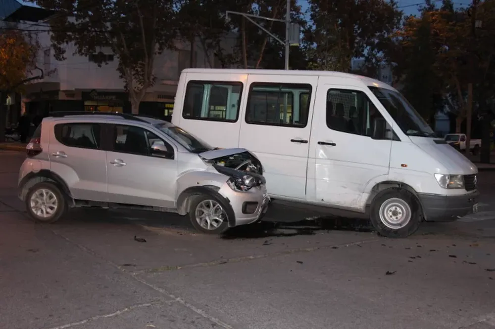 No funcionaban los semáforos y protagonizaron un fuerte choque